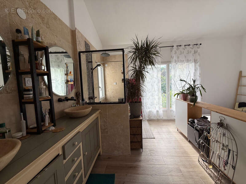 Villa rénovée vue mer à vendre LES ISSAMBRES (83) - photo 23