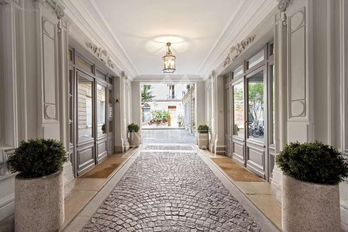 Appartement à PARIS-8E