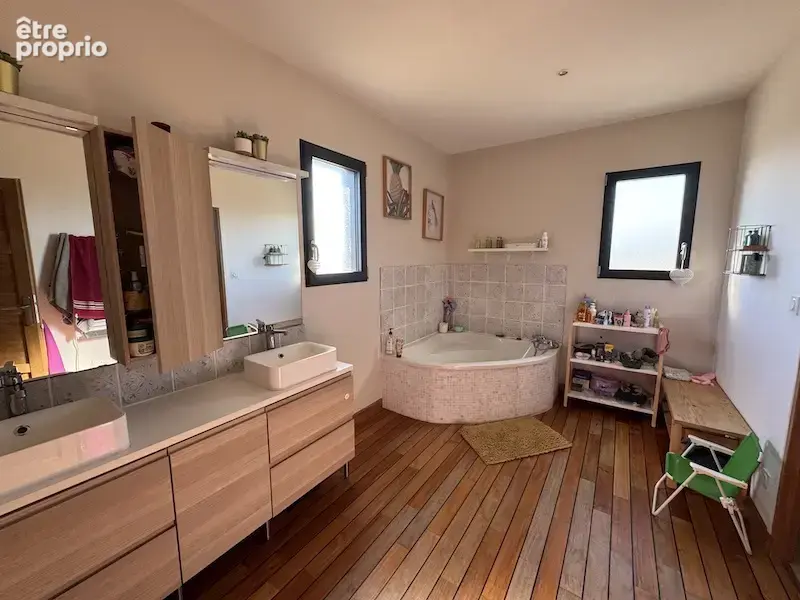 Maison de plain-pied avec 3.25 ha et écuries. - photo 6