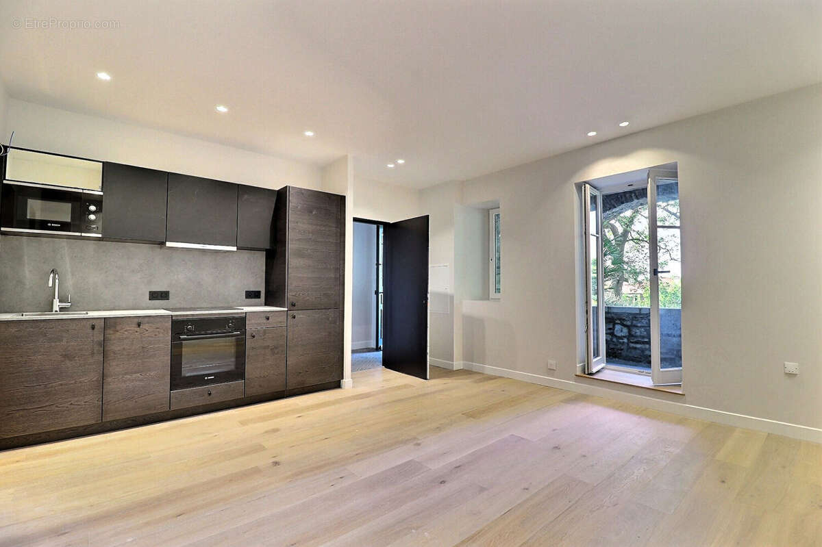 Appartement de 65m2 renové avec terrasse et parking - photo 3