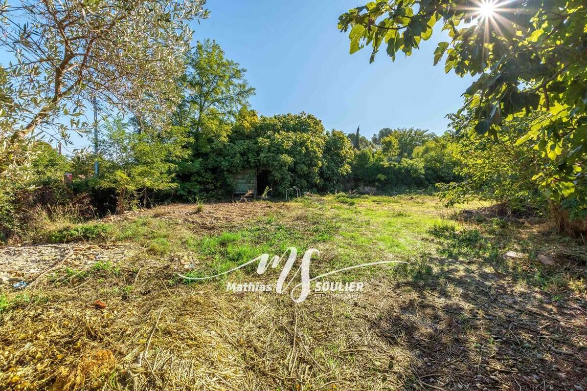 Terrain 888 m² à Eguilles  - photo 2