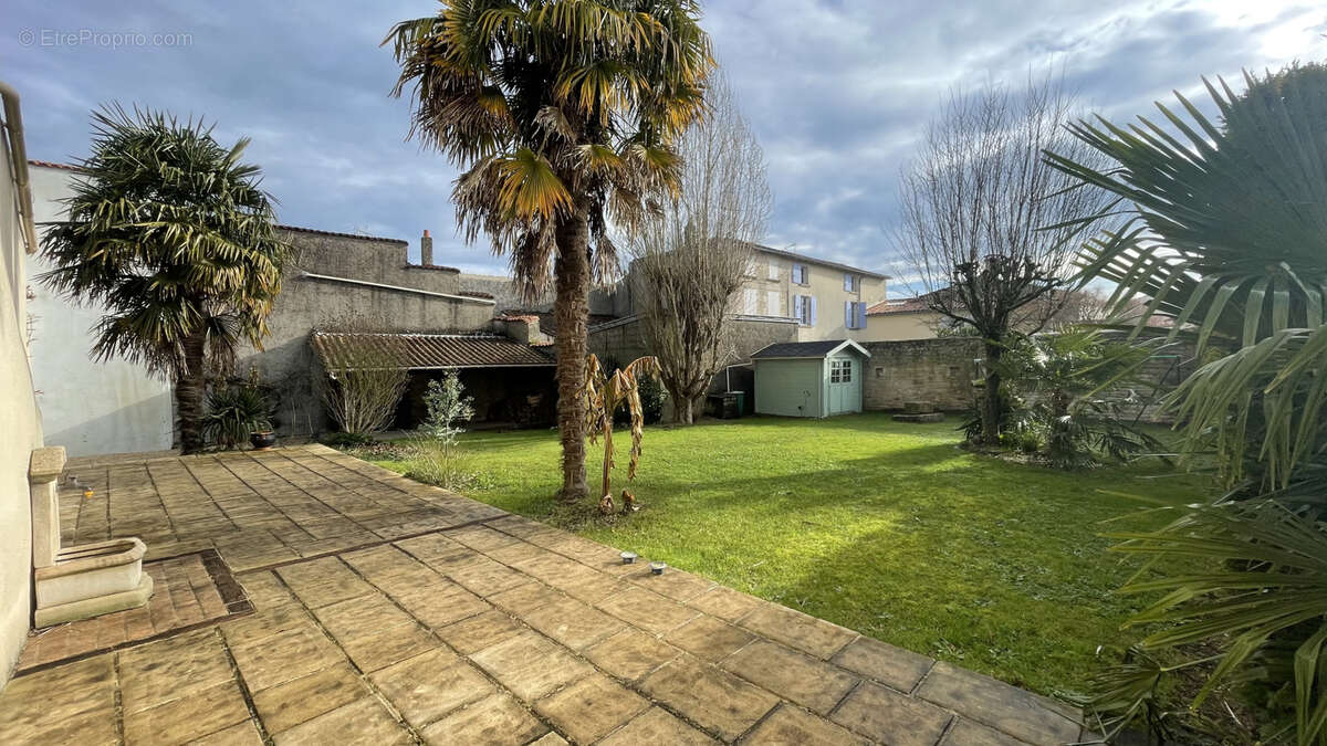 Maison à FRONTENAY-ROHAN-ROHAN