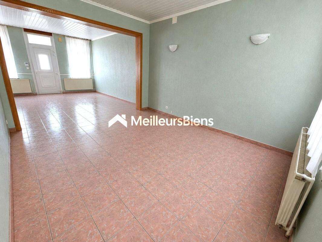 Maison 132 m² à Maubeuge avec 4 chambres, garage et jardin - photo 2