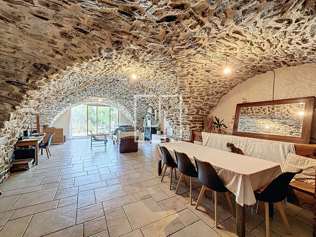 Maison à MEOLANS-REVEL