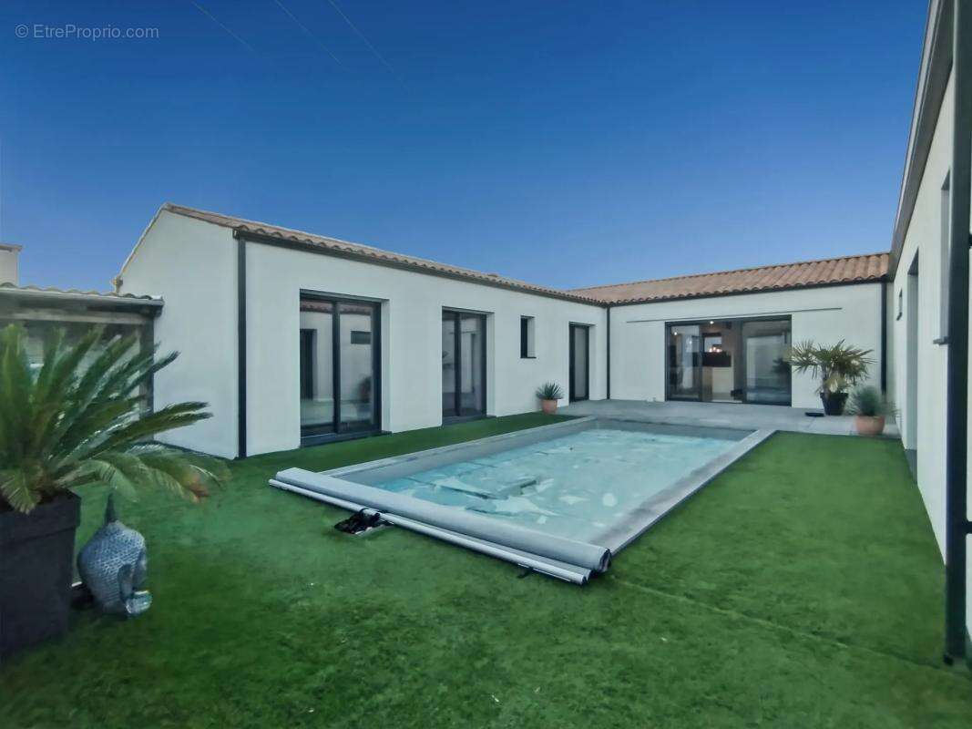 Maison à SAINT-SAUVEUR-D'AUNIS