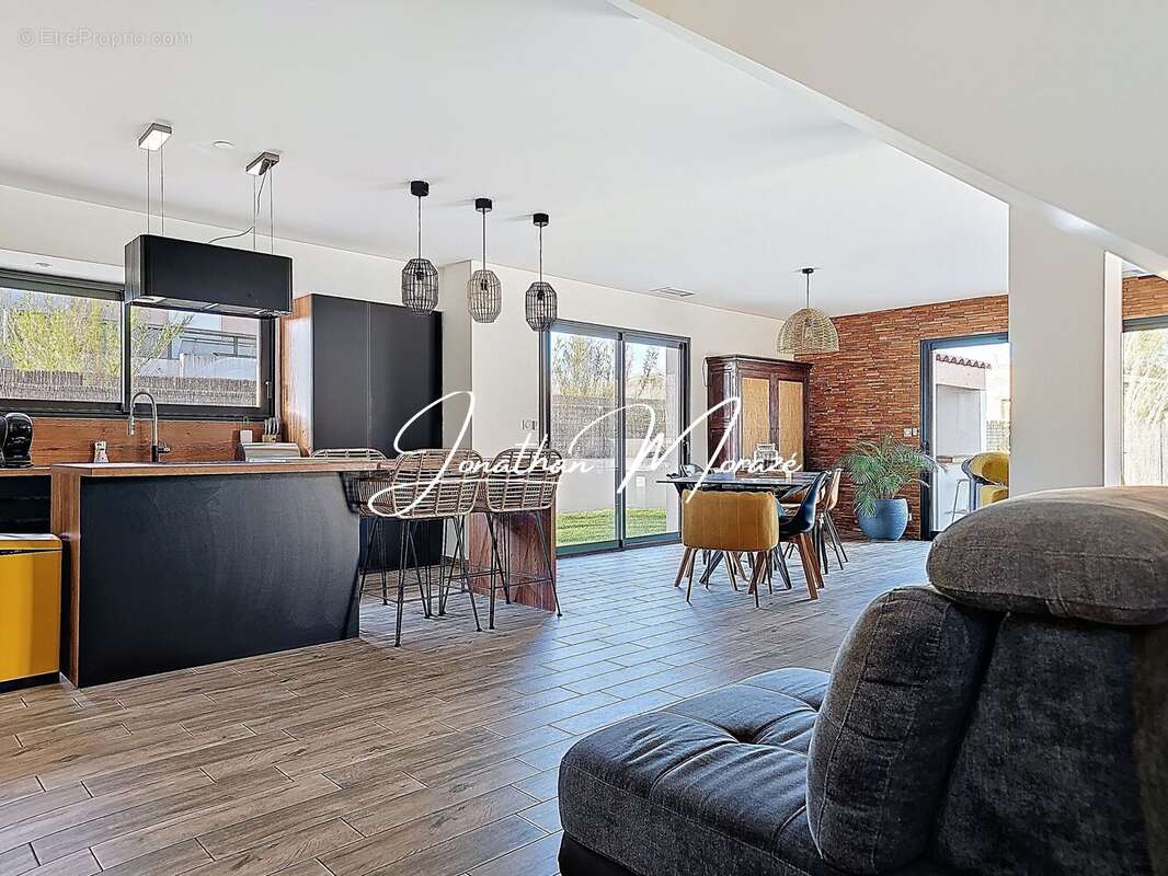 Maison à PEZILLA-LA-RIVIERE