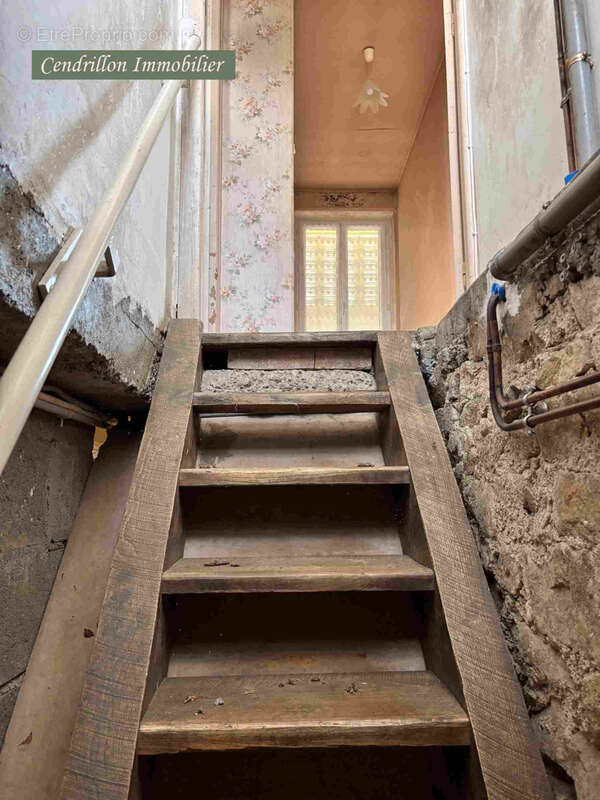 Tout petit prix ! Maison indépendante à rénover offrant un jardin, une dépendance et un emplacement privilégié - photo 17