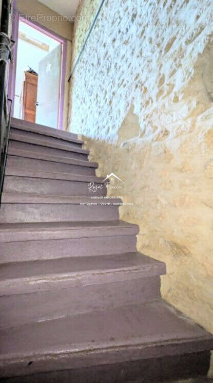 Accès à létage - Maison à PUSSIGNY