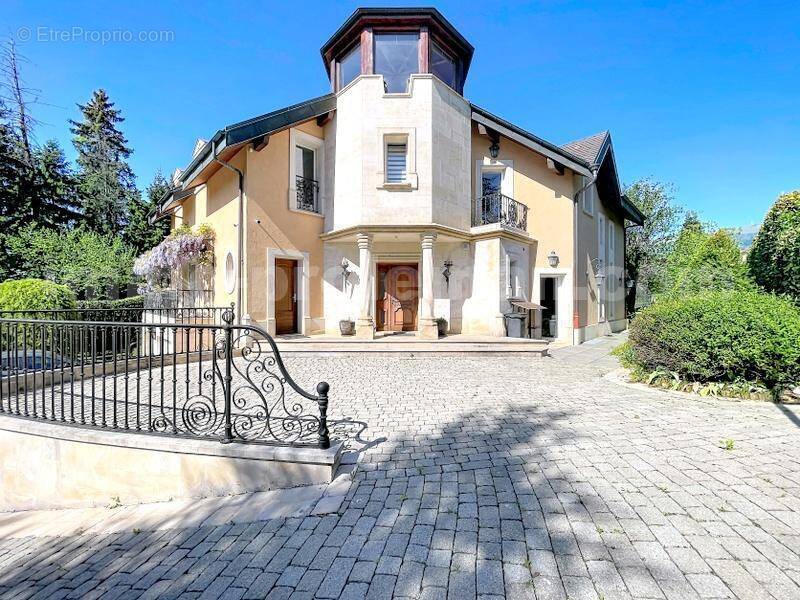 Maison_de_maitre_Cessy_pierre_ de_Bourgogne_immobilier_maison_à_vendre_grande_parcelle_architecture_fer_forgé_acheter_habiter_se_loger_luxe_proximité_Suisse_emplacement_et_stratégique_immo_proleman - Maison à CESSY