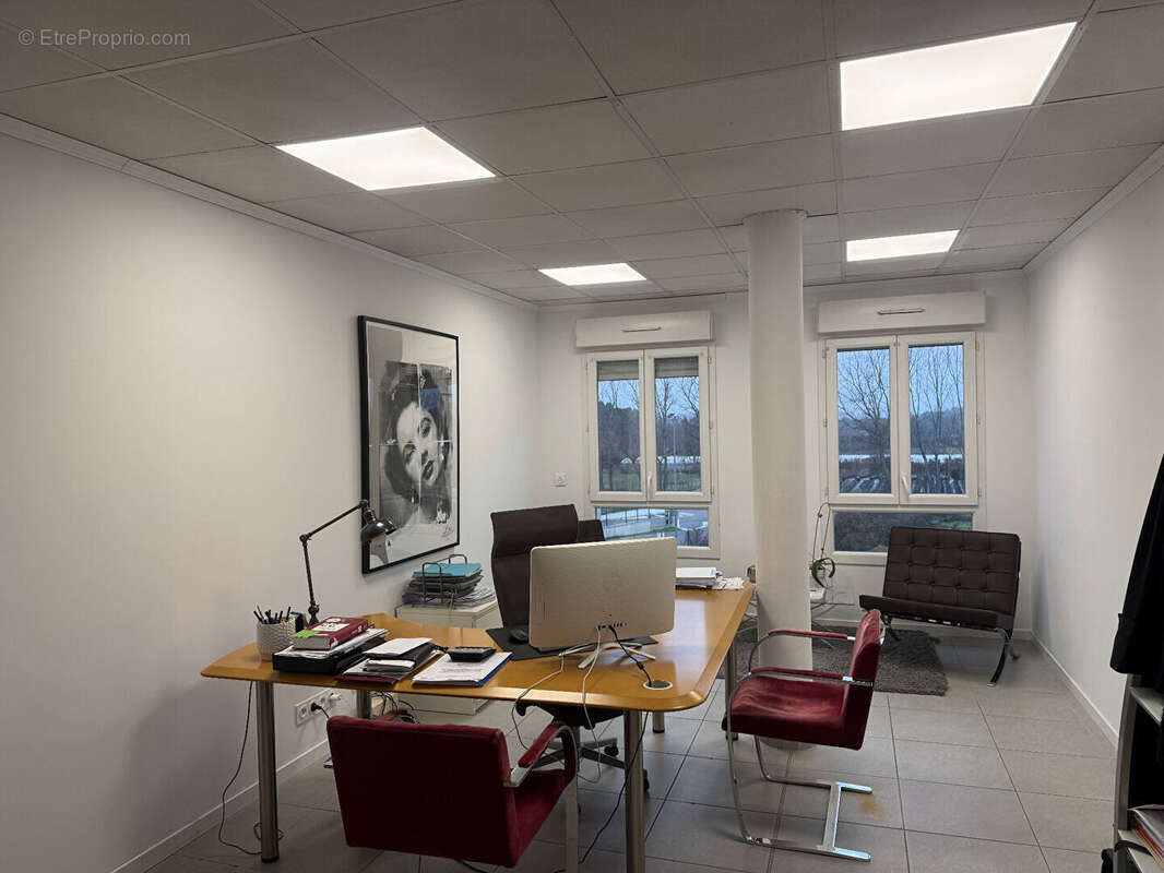 Commerce à EGUILLES