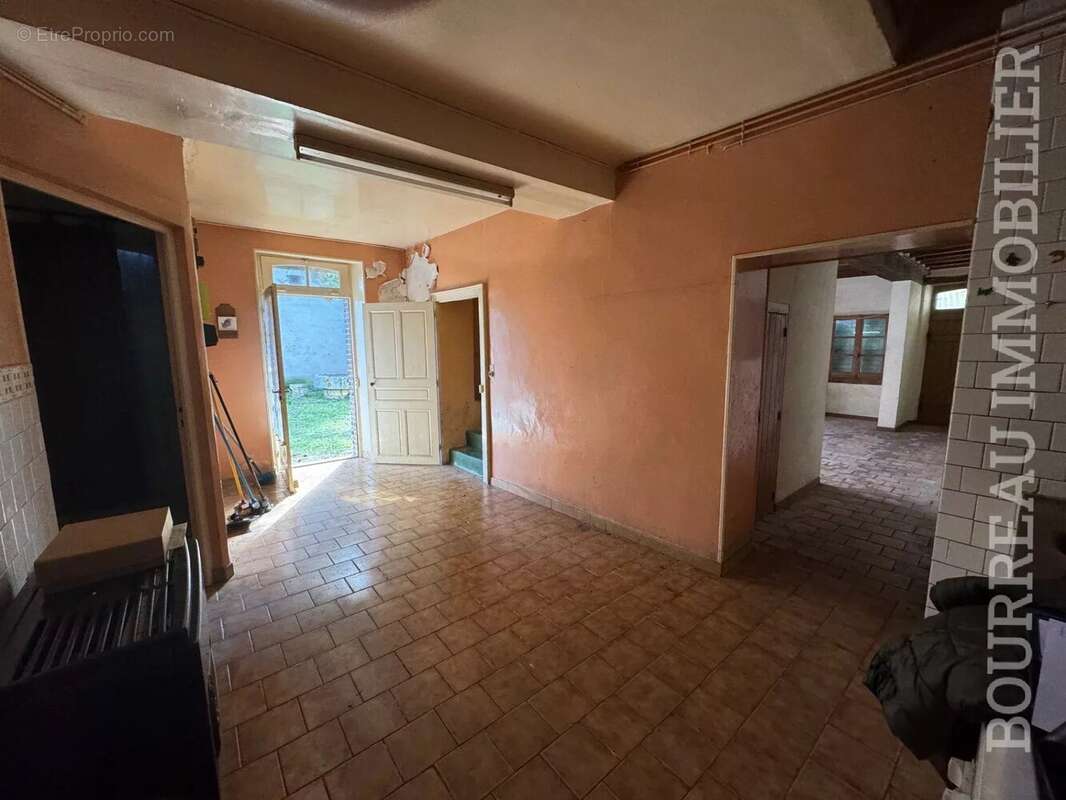 Maison à LA CELLE-SAINT-CYR