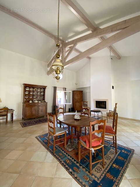 ROULLET SAINT ESTEPHE Maison de plain pied 169 m2  3 chambres secteur calme - photo 9