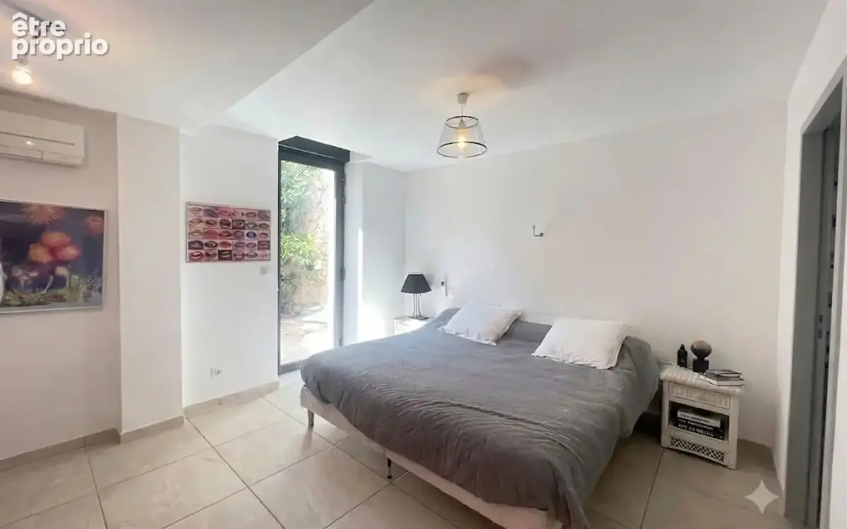 Mas de 273 m² habitable avec piscine et dépendances sur 5810 m² de jardin clos arboré. - photo 10