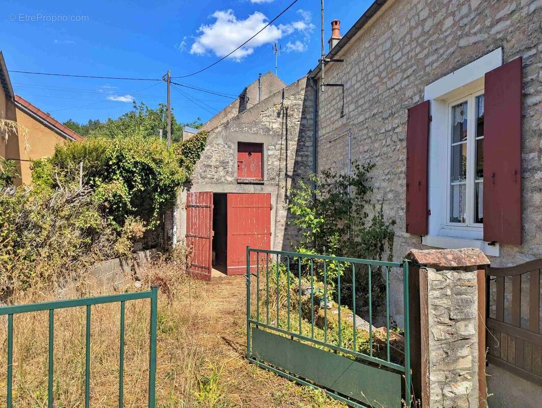 grange à Lucy sur Cure