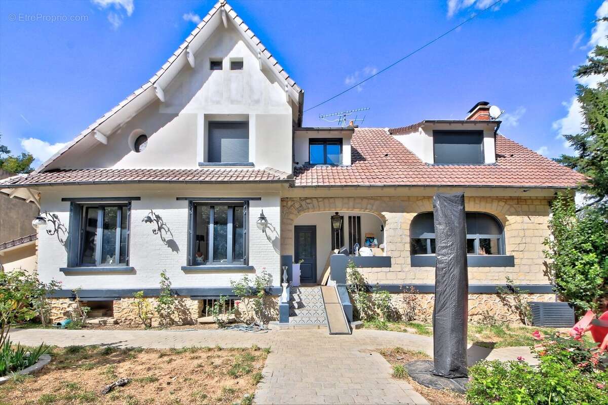 Maison à LA CELLE-SAINT-CLOUD
