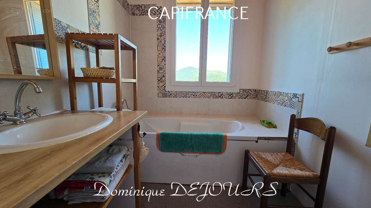 Nichée au cœur de la nature, sans vis-à-vis et avec une vue remarquable, grande maison de 7 (voir 8) chambres et de belles terra - photo 12