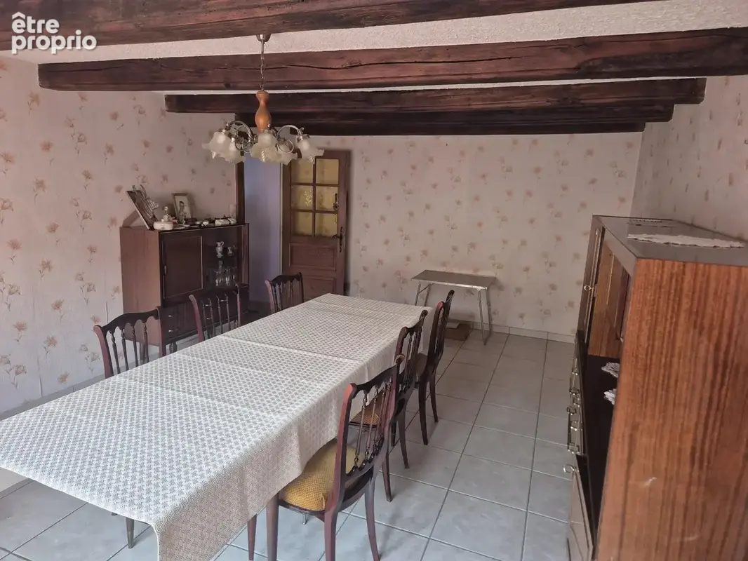A VENDRE – Maison mitoyenne de 110 m² avec garage, dépendances, terrasse et jardin à Regney - photo 4