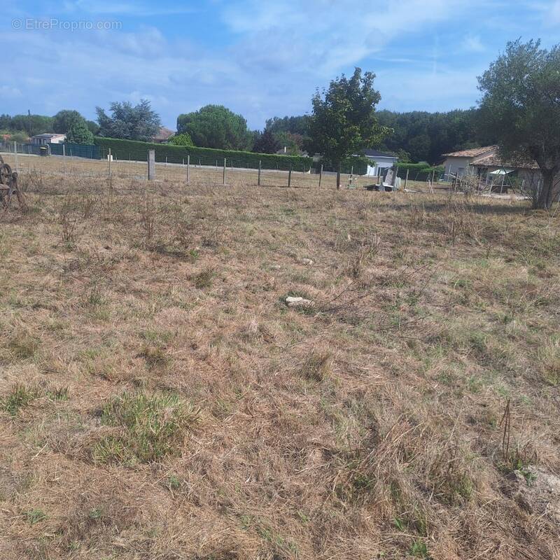 Terrain à SAINT-ETIENNE-DE-TULMONT