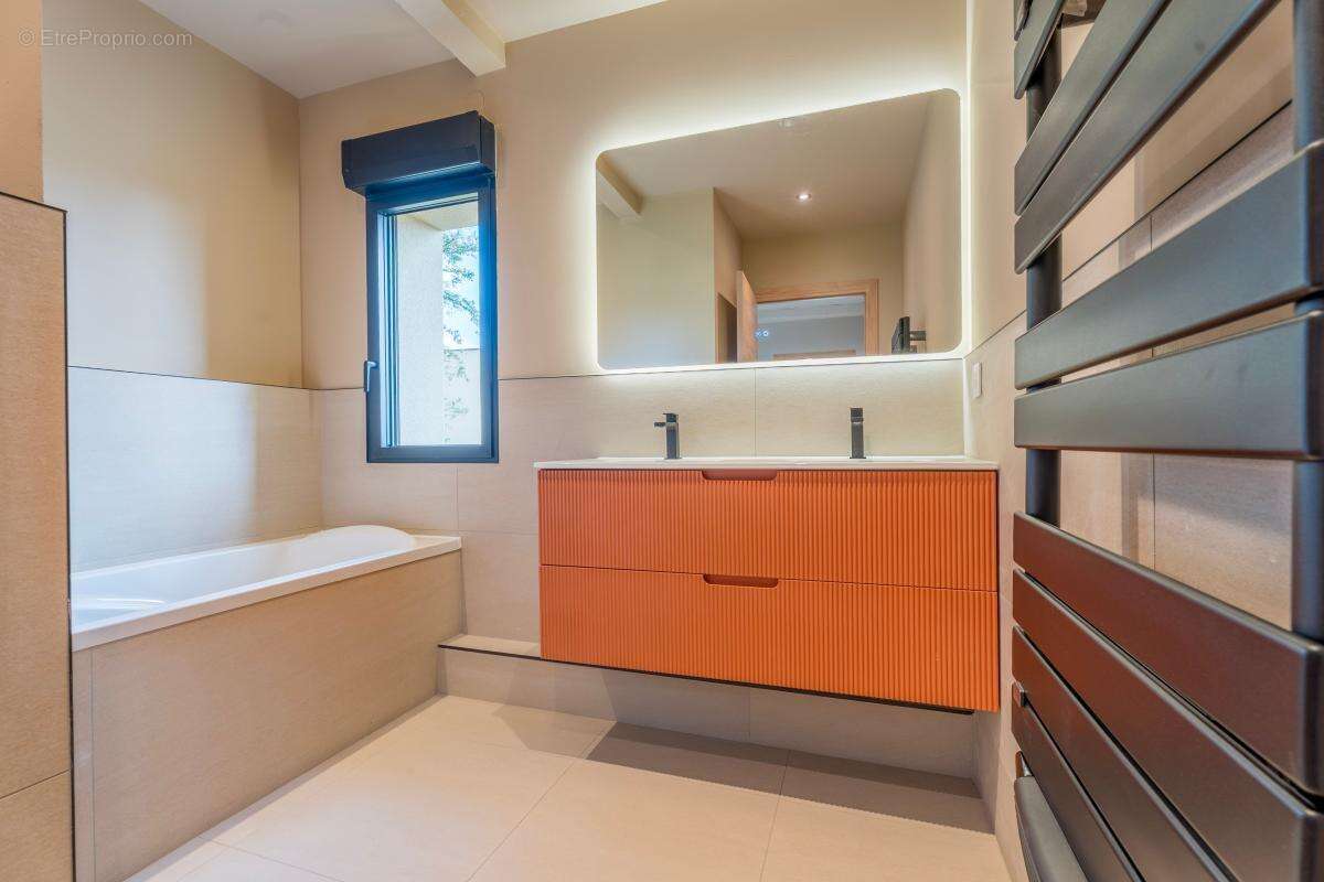 Maison à CHARBONNIERES-LES-BAINS