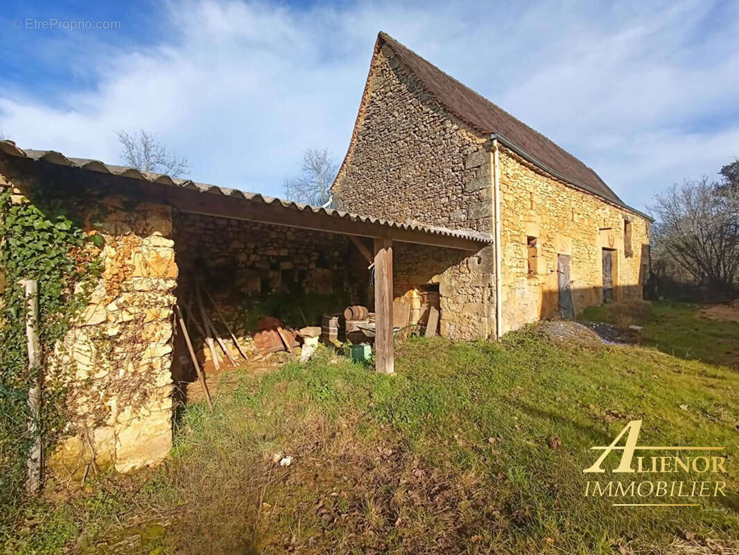 Corps de ferme à rénover à Vezac - photo 6