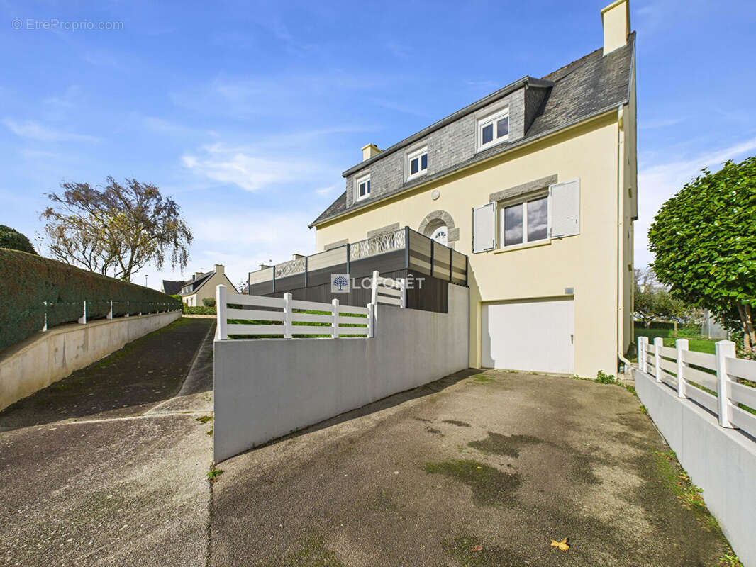 Maison à CHATEAUNEUF-DU-FAOU