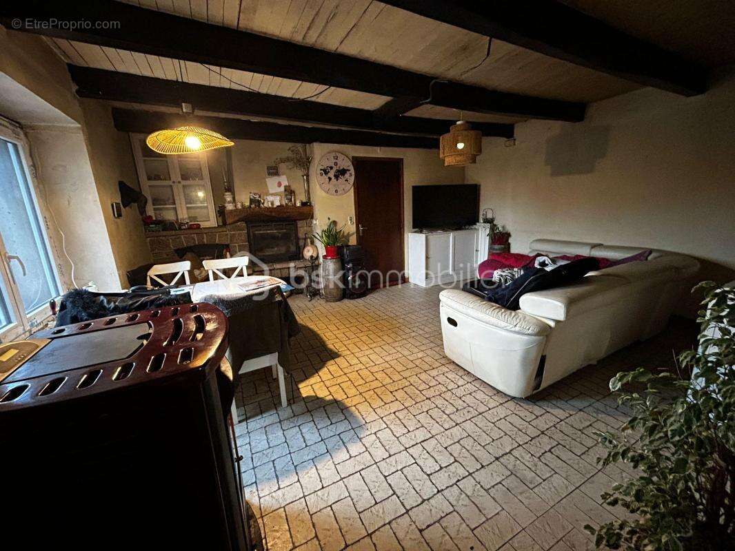 Maison de village en pierre avec 3 chambres / terrasse / véranda / cave / jardin / grange et garage à Curan ! - photo 4