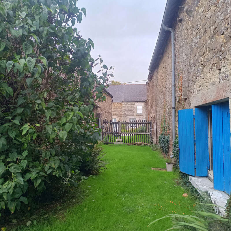 Maison à NEANT-SUR-YVEL