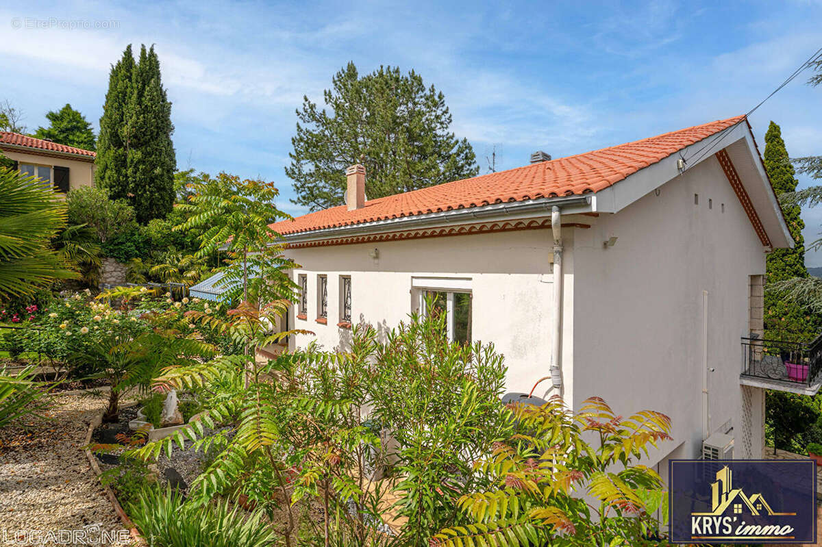 Maison à PUJOLS