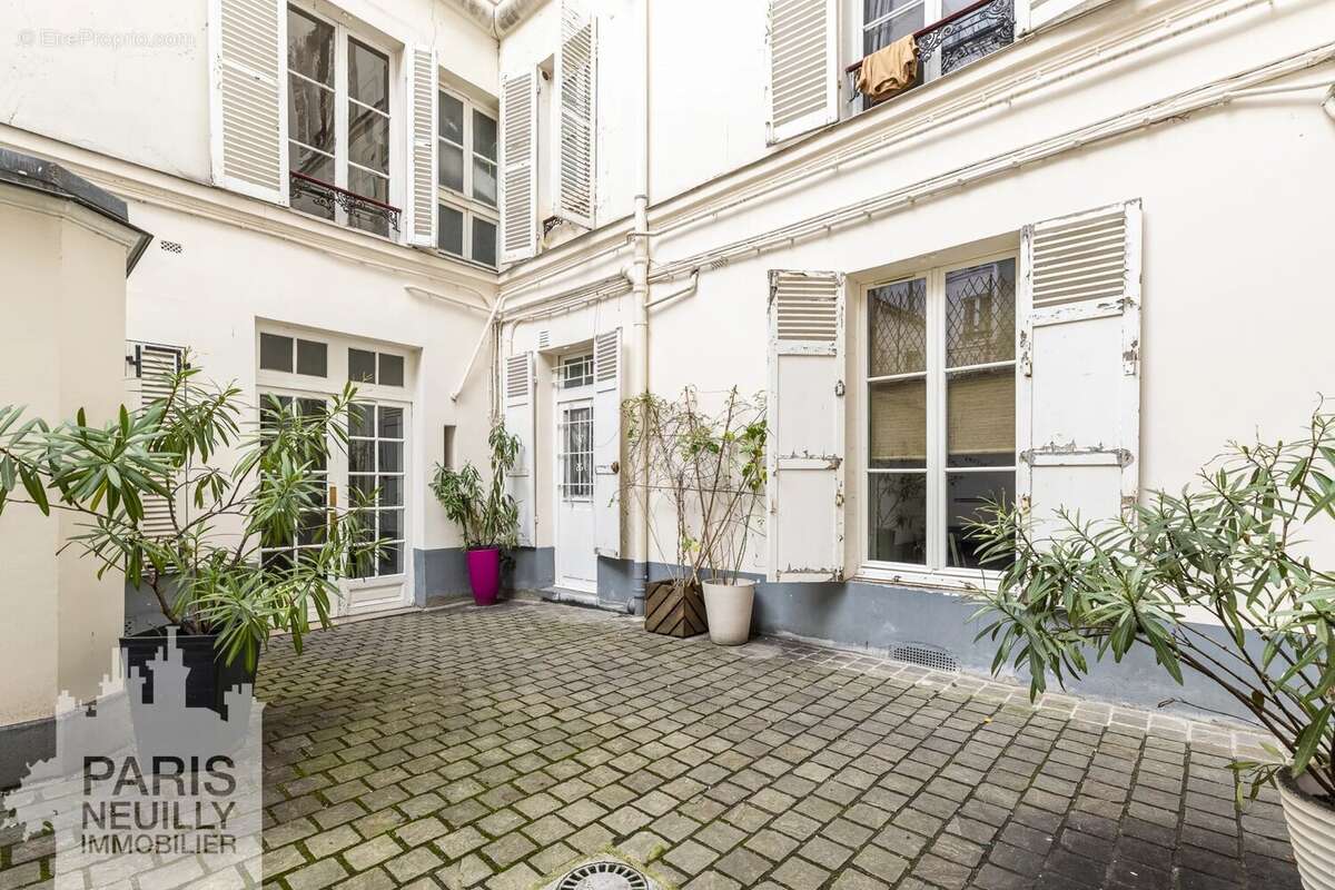 Appartement à PARIS-16E