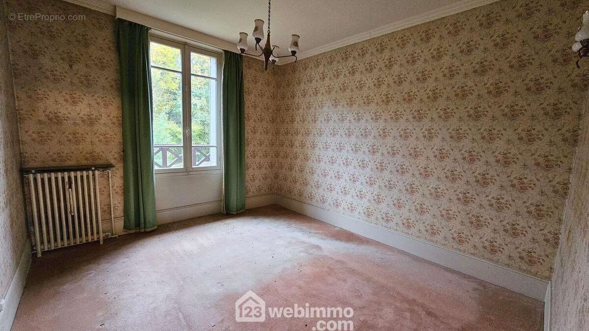 Une seconde chambre de 13 m² lumineuse. - Maison à MILLY-LA-FORET