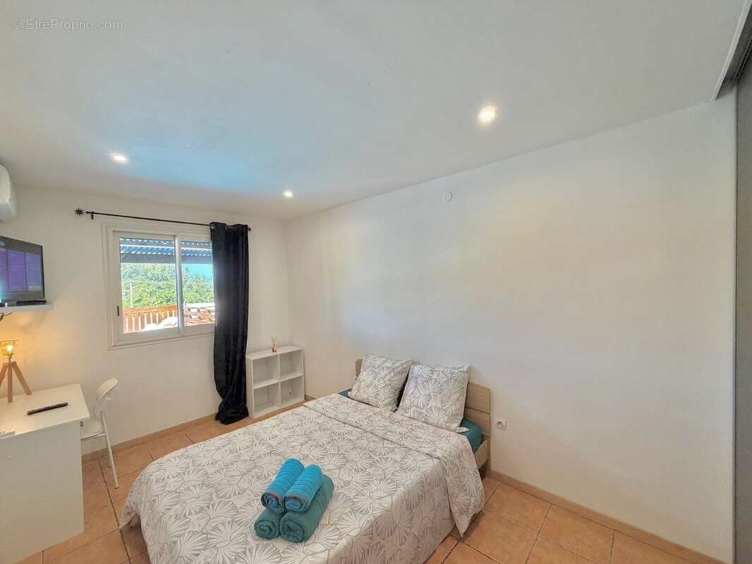 À vendre – Villa T7 avec piscine, jacuzzi et fort potentiel locatif – Petite-Île (97429) - photo 5