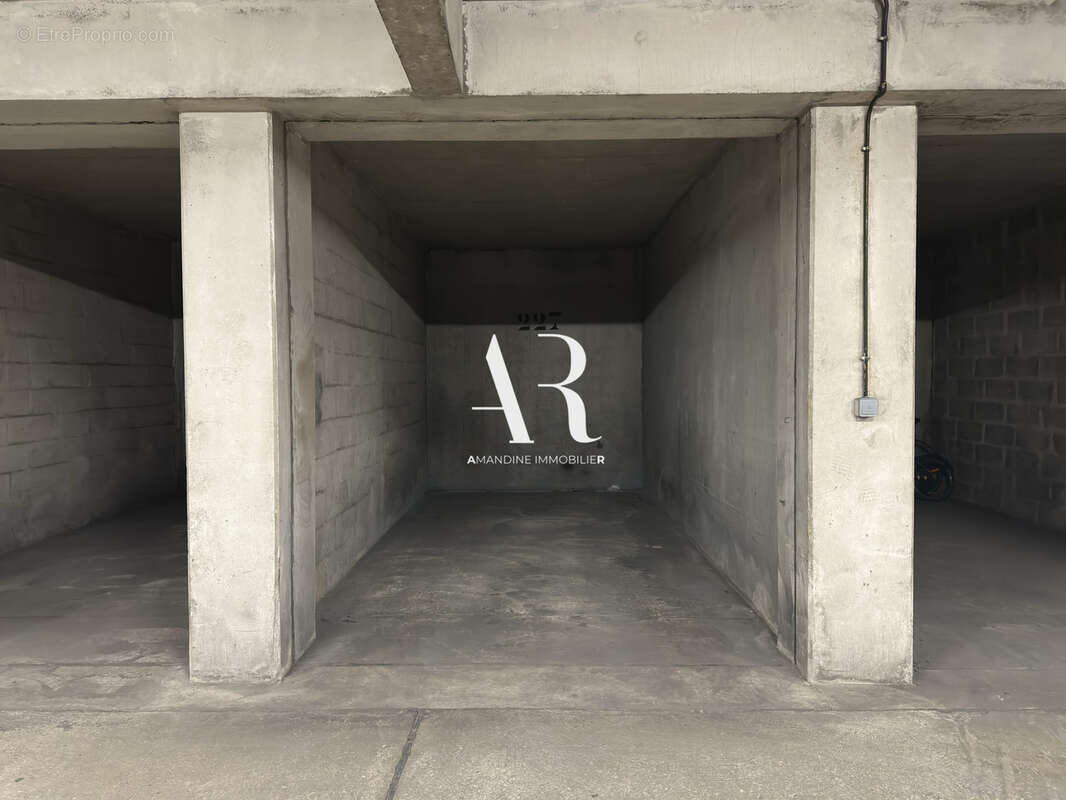 Parking à PARIS-11E