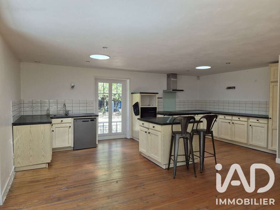 Maison 172 m² à Avrille  - photo 4