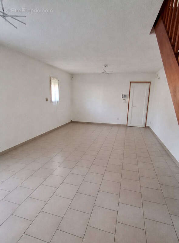 Maison à ENTRAIGUES-SUR-LA-SORGUE