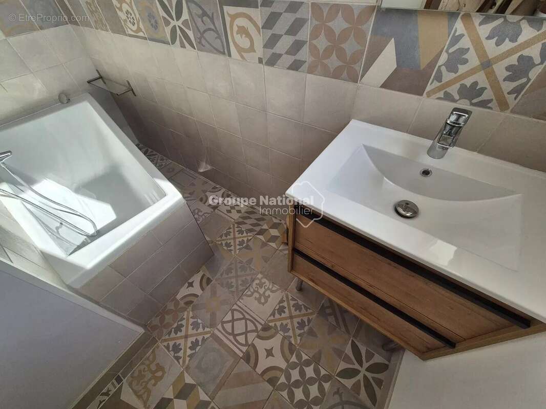 Maison à ENTRAIGUES-SUR-LA-SORGUE