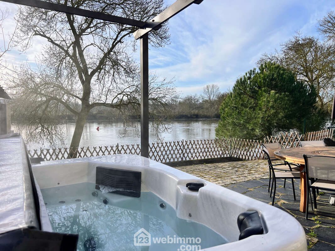 La maison dispose d'une terrasse avec spa et accès Loire dans un cadre privilégié et authentique. - Maison à CHALONNES-SUR-LOIRE