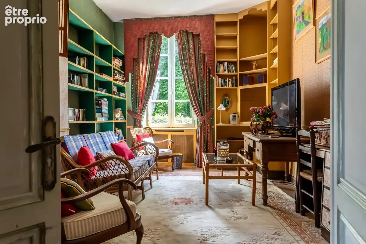Château avec annexes, piscine, court de tennis et garages - photo 36