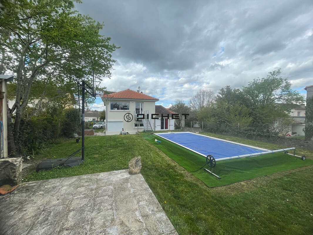 Maison à RUELLE-SUR-TOUVRE