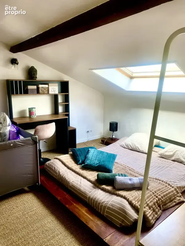 Du style, du charme et une rénovation réussie pour cet appartement entièrement meublé de 86 m2 en plein centre - photo 5