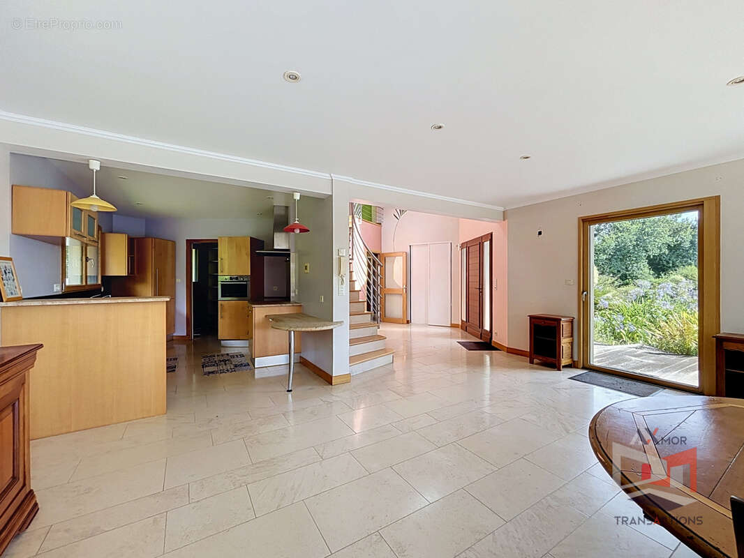 LANNION : Maison contemporaine avec grand jardin. - photo 3