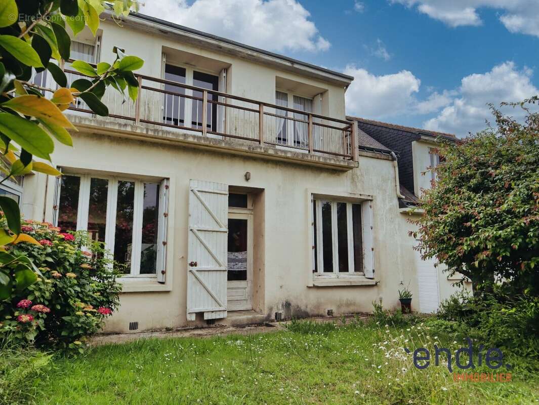 Maison familiale avec local commercial et appartement indépendant en centre bourg - photo 2