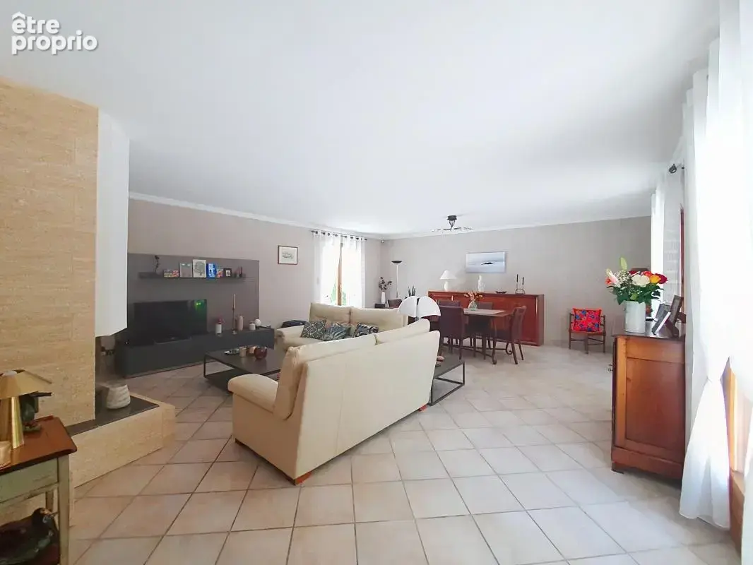 Maison - 4 Chambres - Double garage - Jardin - Piscine - Pool house - Terrasse couverte - photo 18
