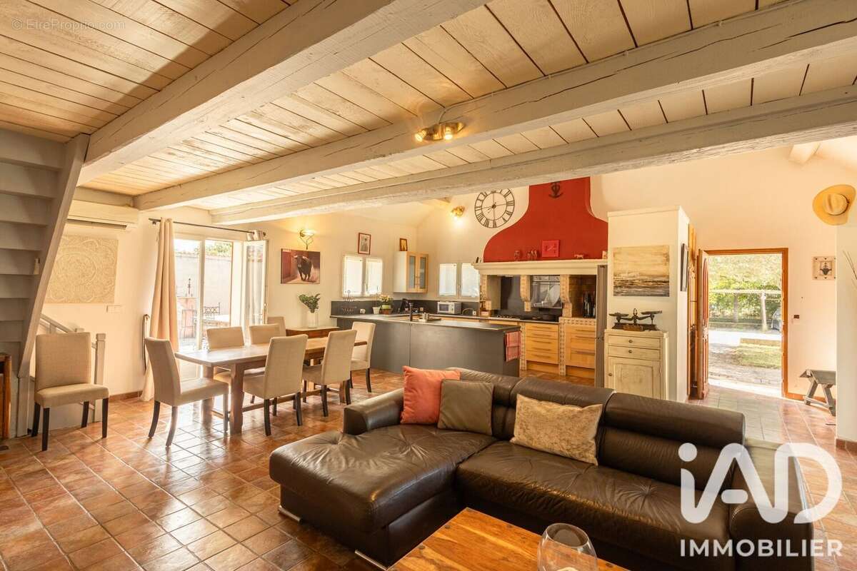 Maison 722 m² à Saint-Laurent-D'aigouze  - photo 8