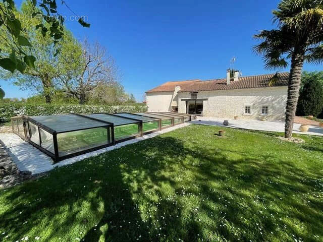 Maison à FRONTENAY-ROHAN-ROHAN