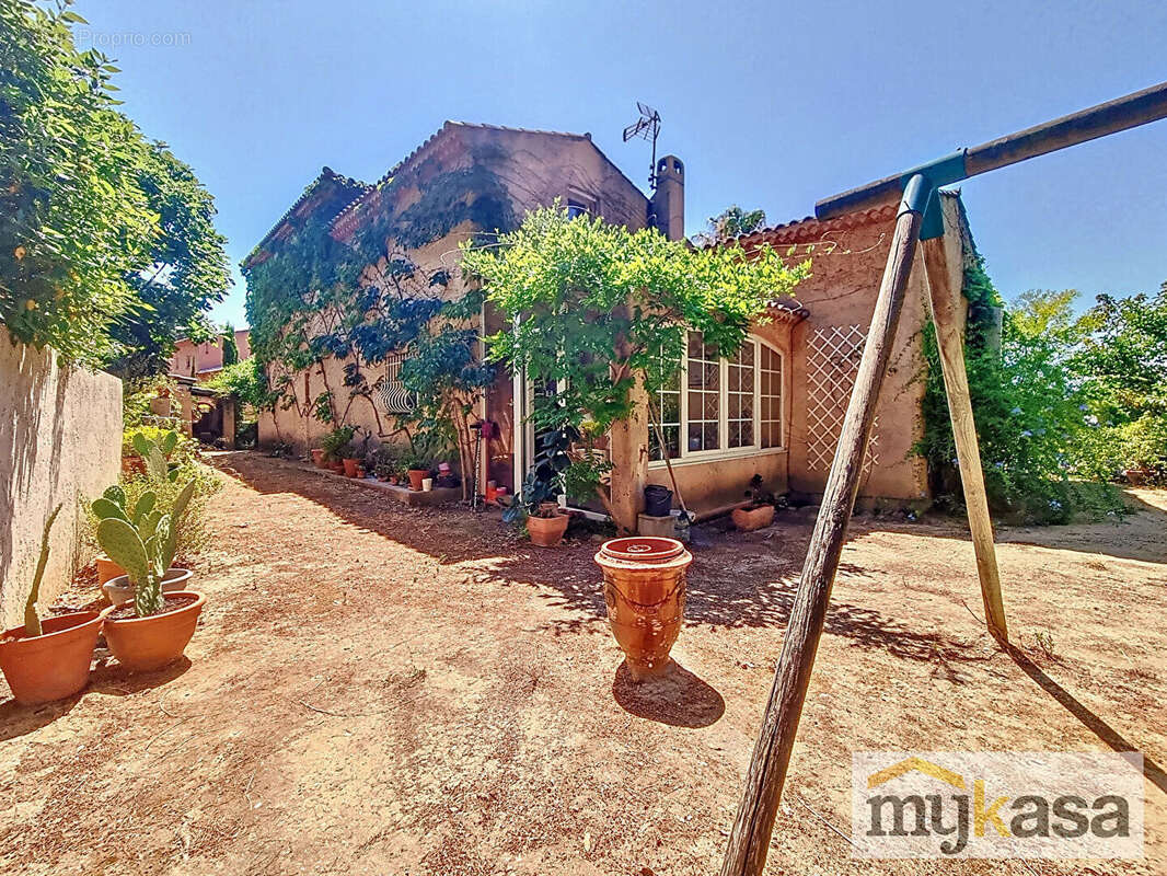 Maison à SAINT-MITRE-LES-REMPARTS