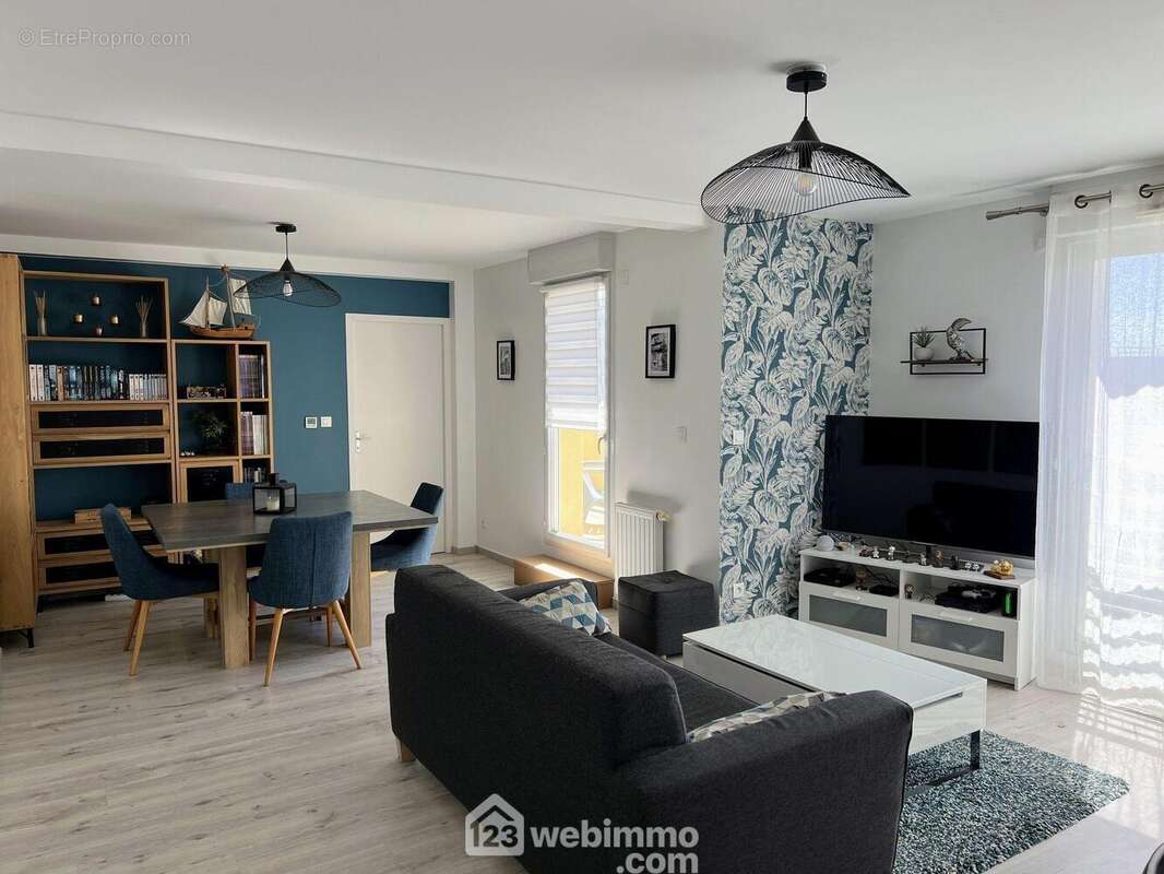 L'appartement, exposé Sud-Ouest, dispose d'un ensemble salon / séjour de près de 30 m². - Appartement à AVRILLE