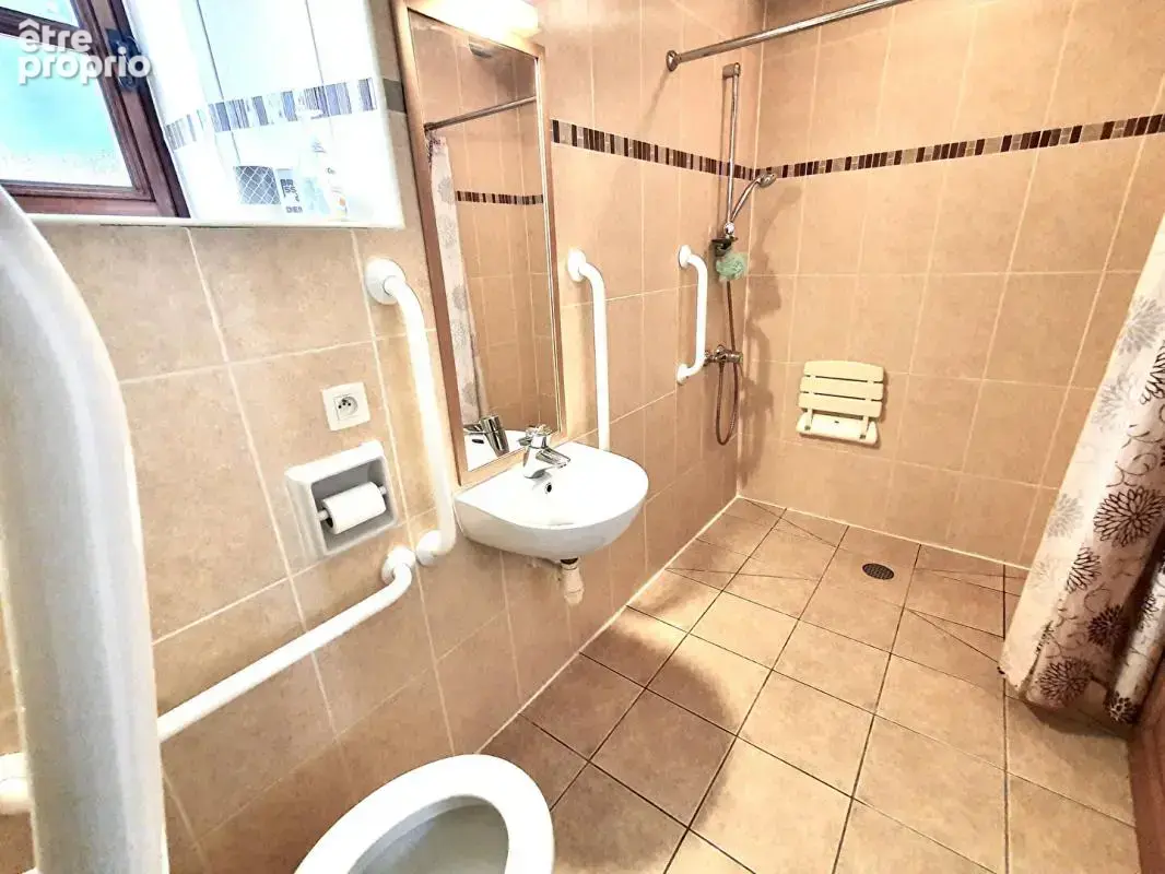 Sally HICKEY vous présente 2 maisons en pierre. 4 chambres, 3 salle de bains, 2 jardins et un grand parking.  Ne ratez pas ! - photo 8