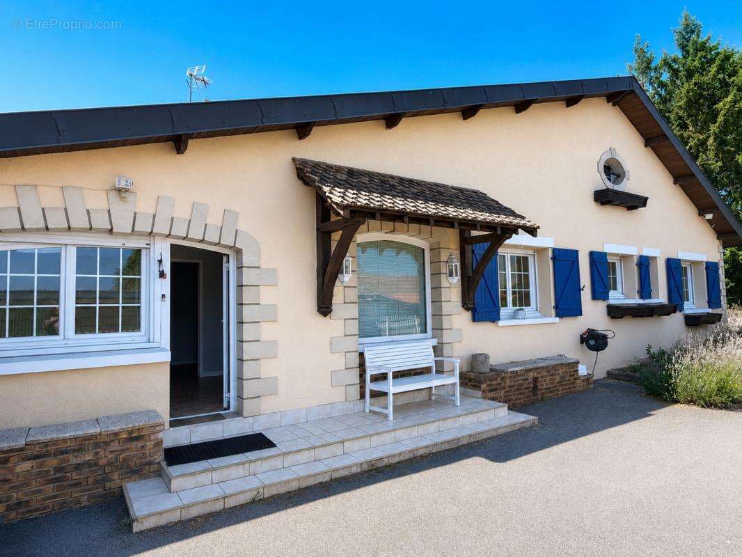Villa avec piscine dépendances habitables et parc arboré - photo 2