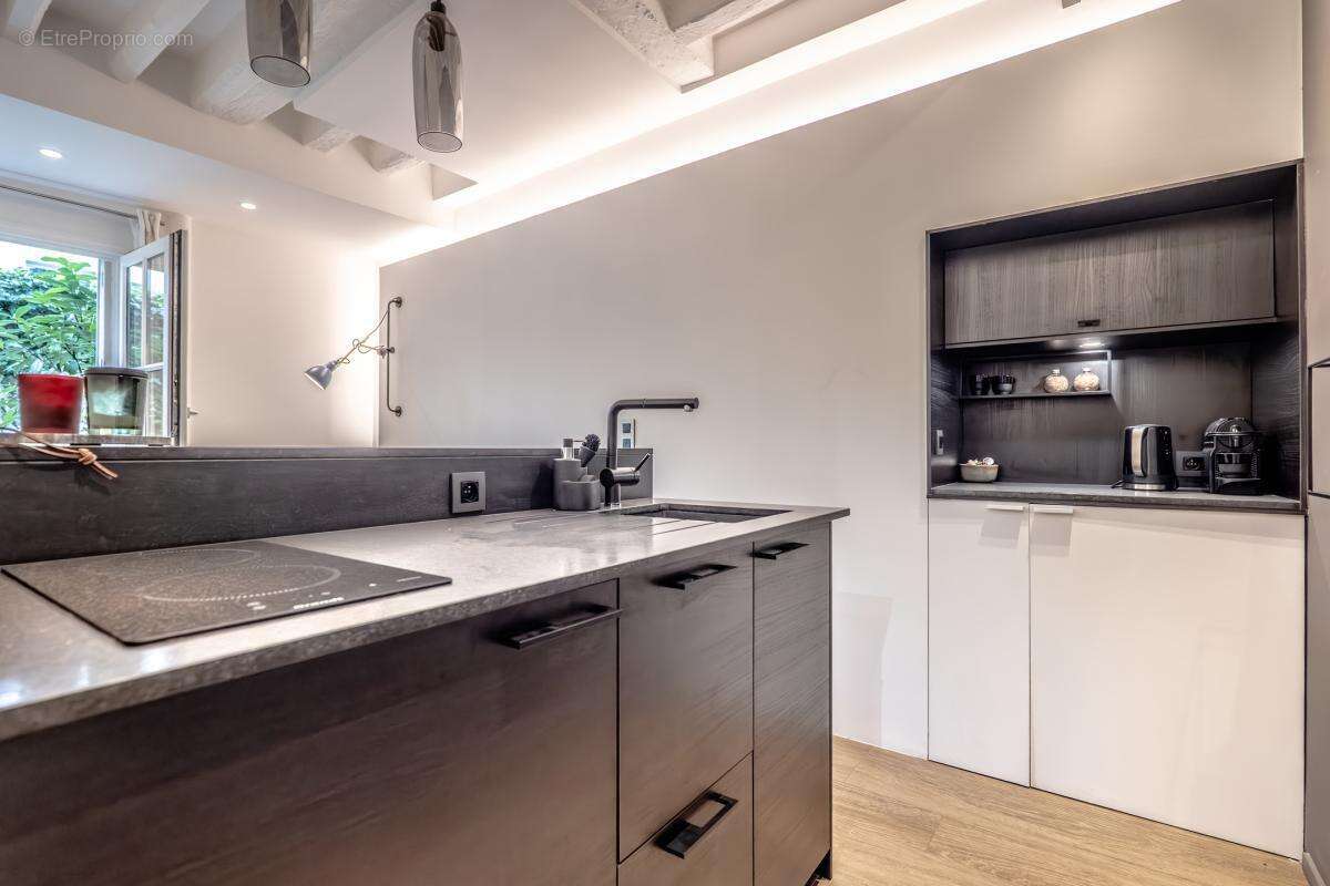 Appartement à PARIS-1E