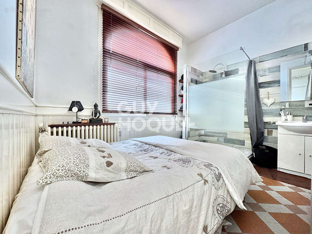 À 100 m du port - T2 avec extérieur 35 m² - Rare - photo 7